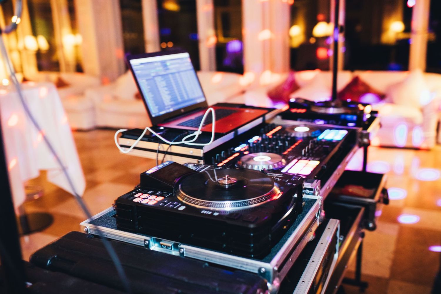 Cabina de DJ montada para el baile de una boda