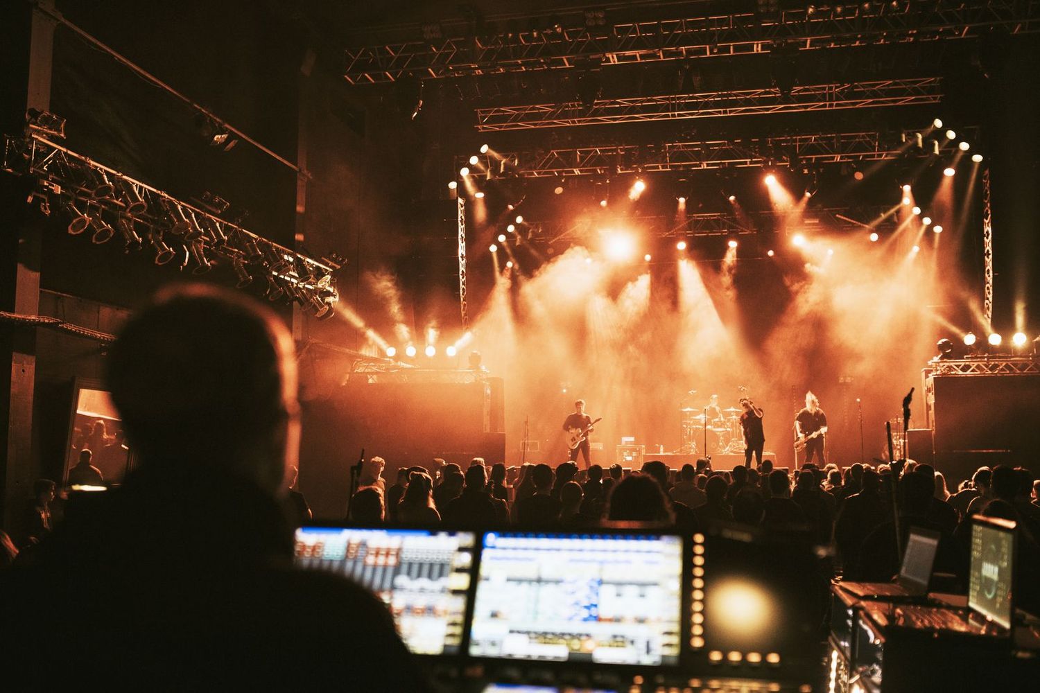 Concierto visto desde la posición de control, con luz y humo de escena