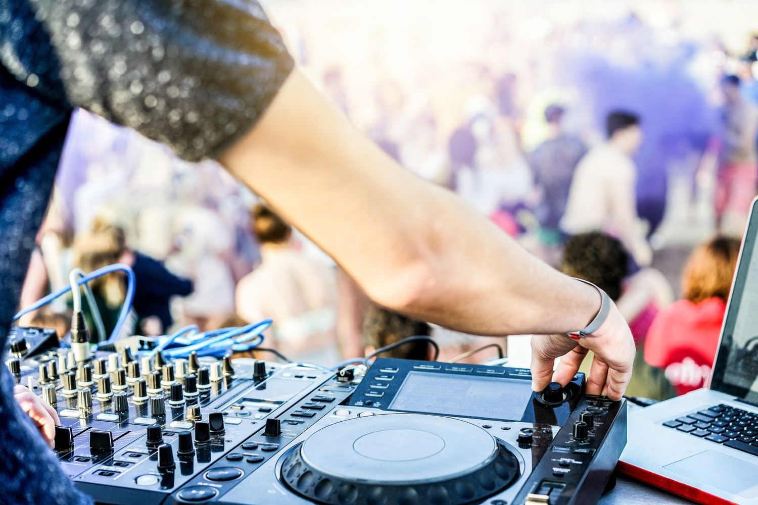 Sesión de DJ al aire libre con público delante de la cabina