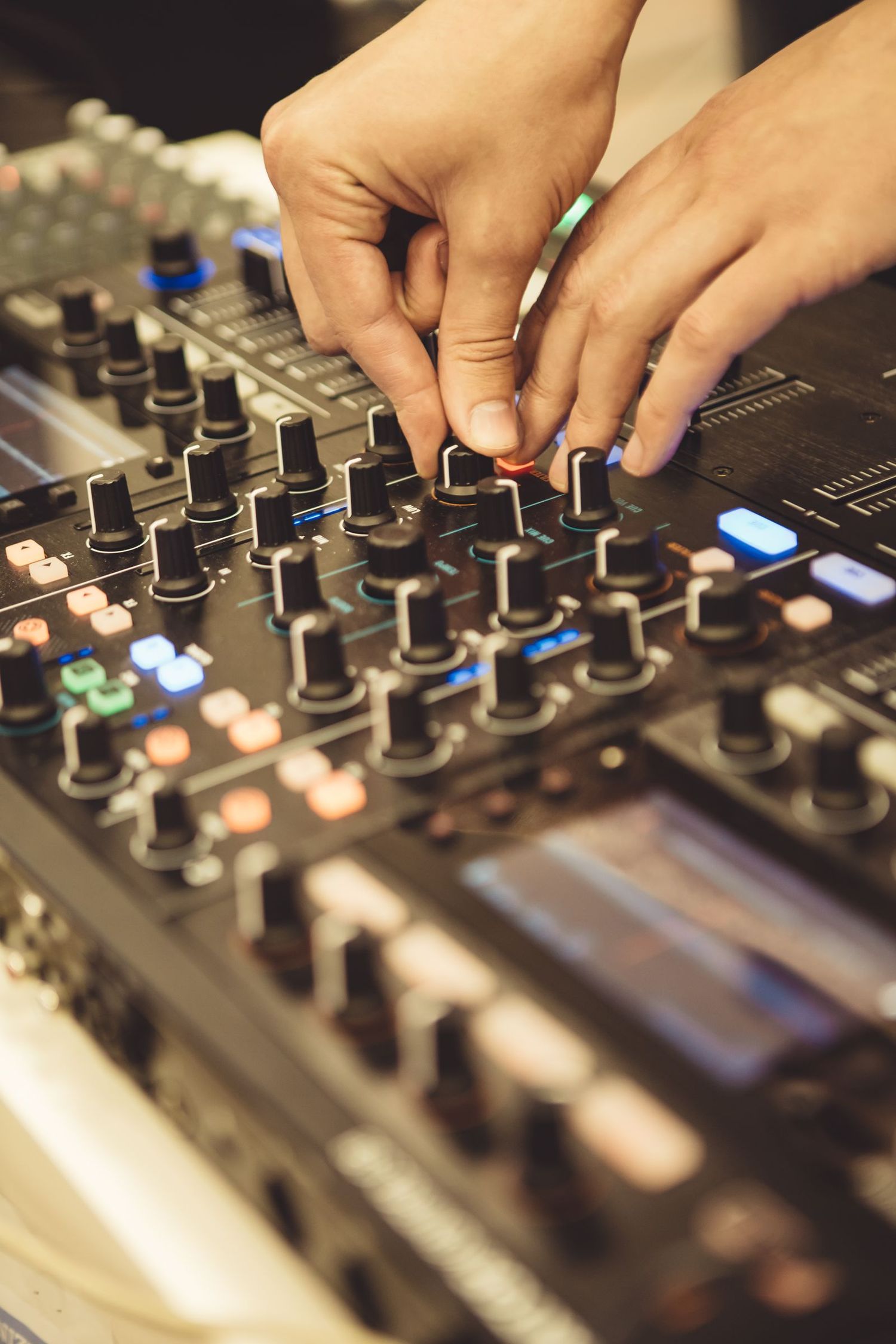 Detalle de la mesa de mezclas de DJ durante la sesión