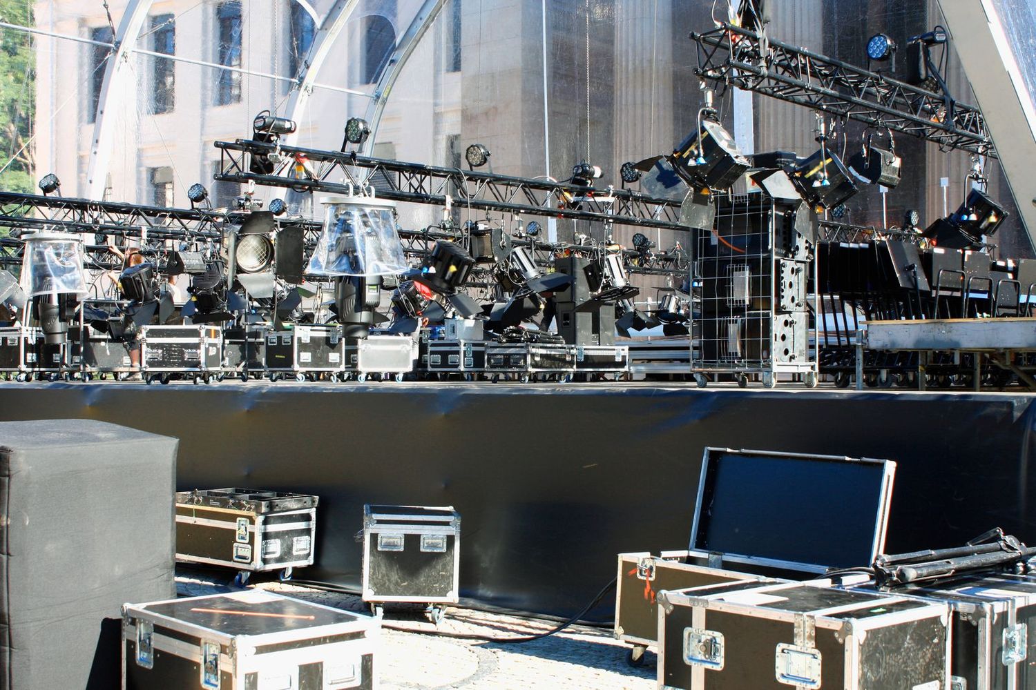 Montaje de escenario, truss e iluminación antes de la apertura de puertas