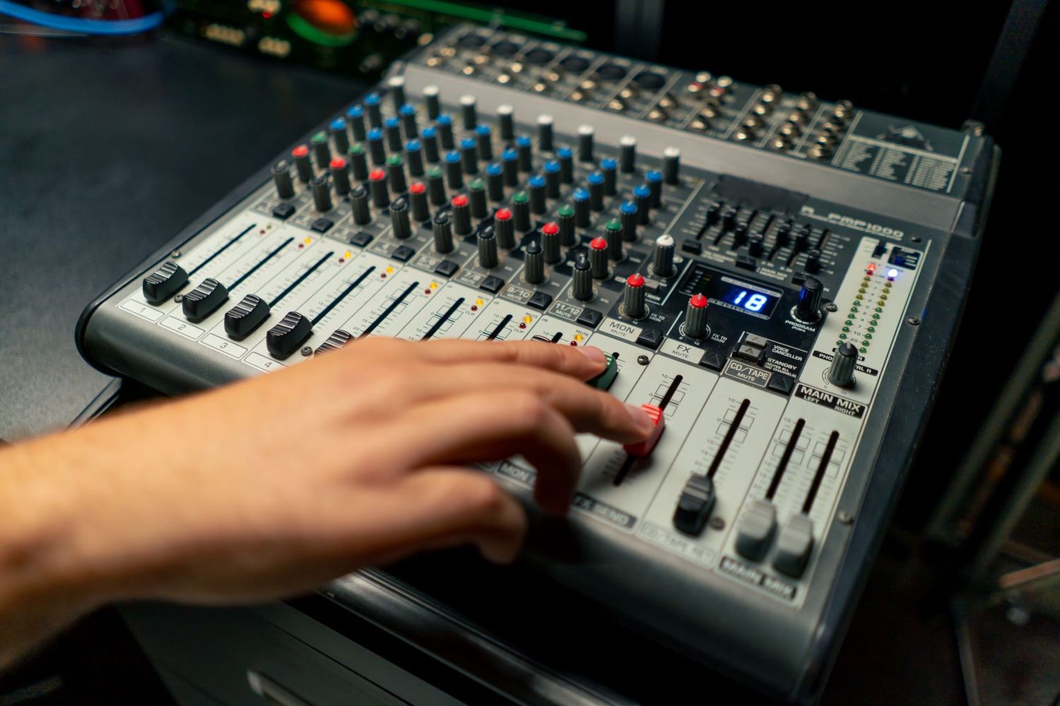 Ajuste de niveles en la mesa de mezclas durante la prueba de sonido