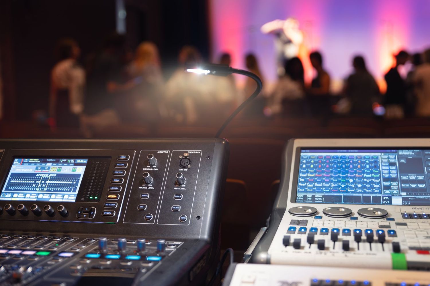 Mesa digital de sonido y mesa de iluminación en la posición de control
