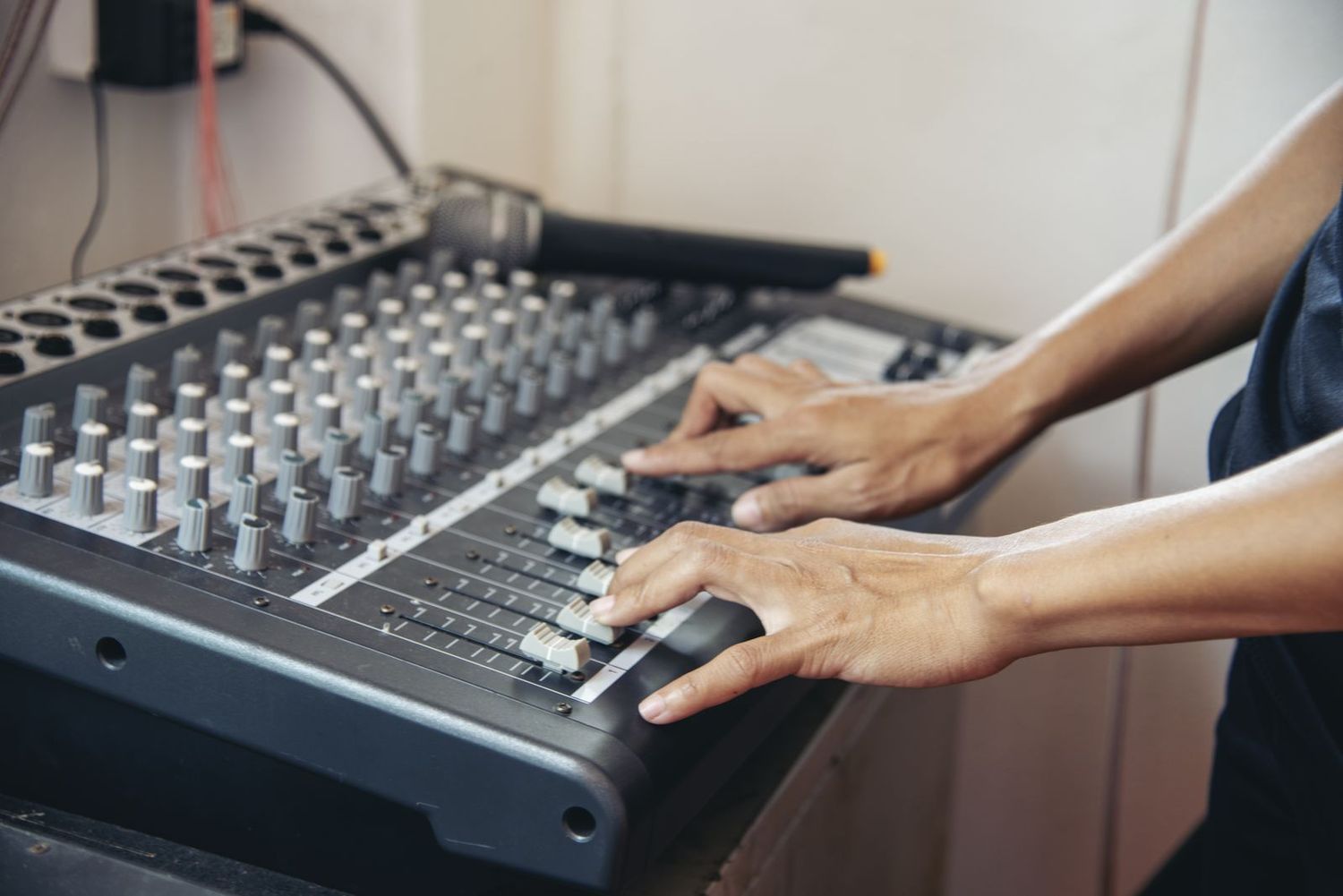 Técnico de sonido en la mesa durante el evento