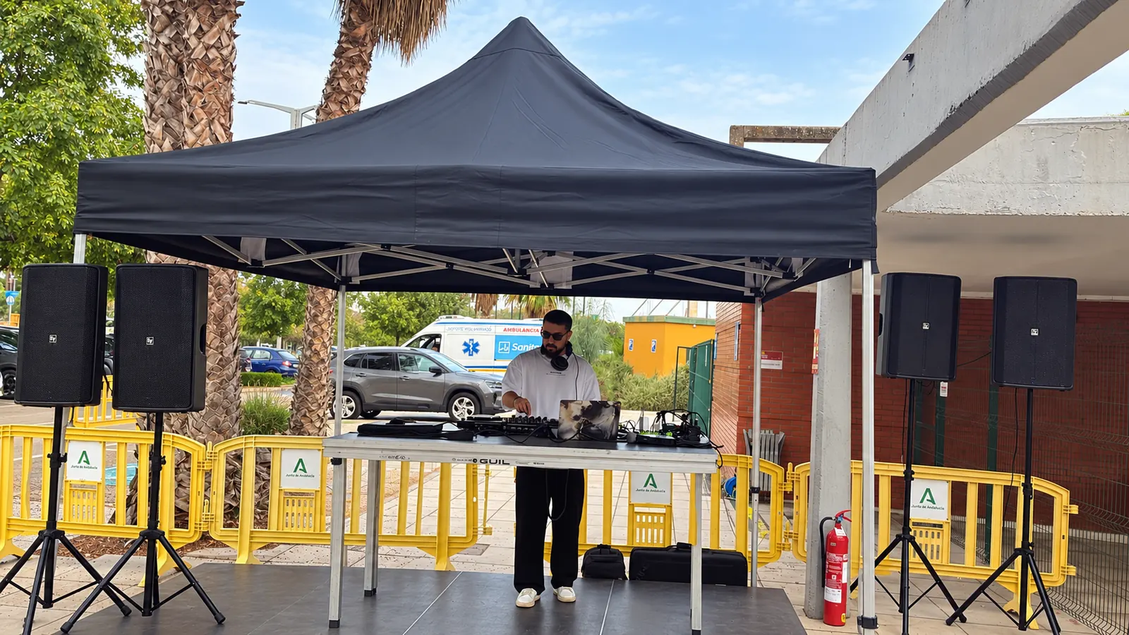 Cabina de DJ bajo carpa en evento al aire libre