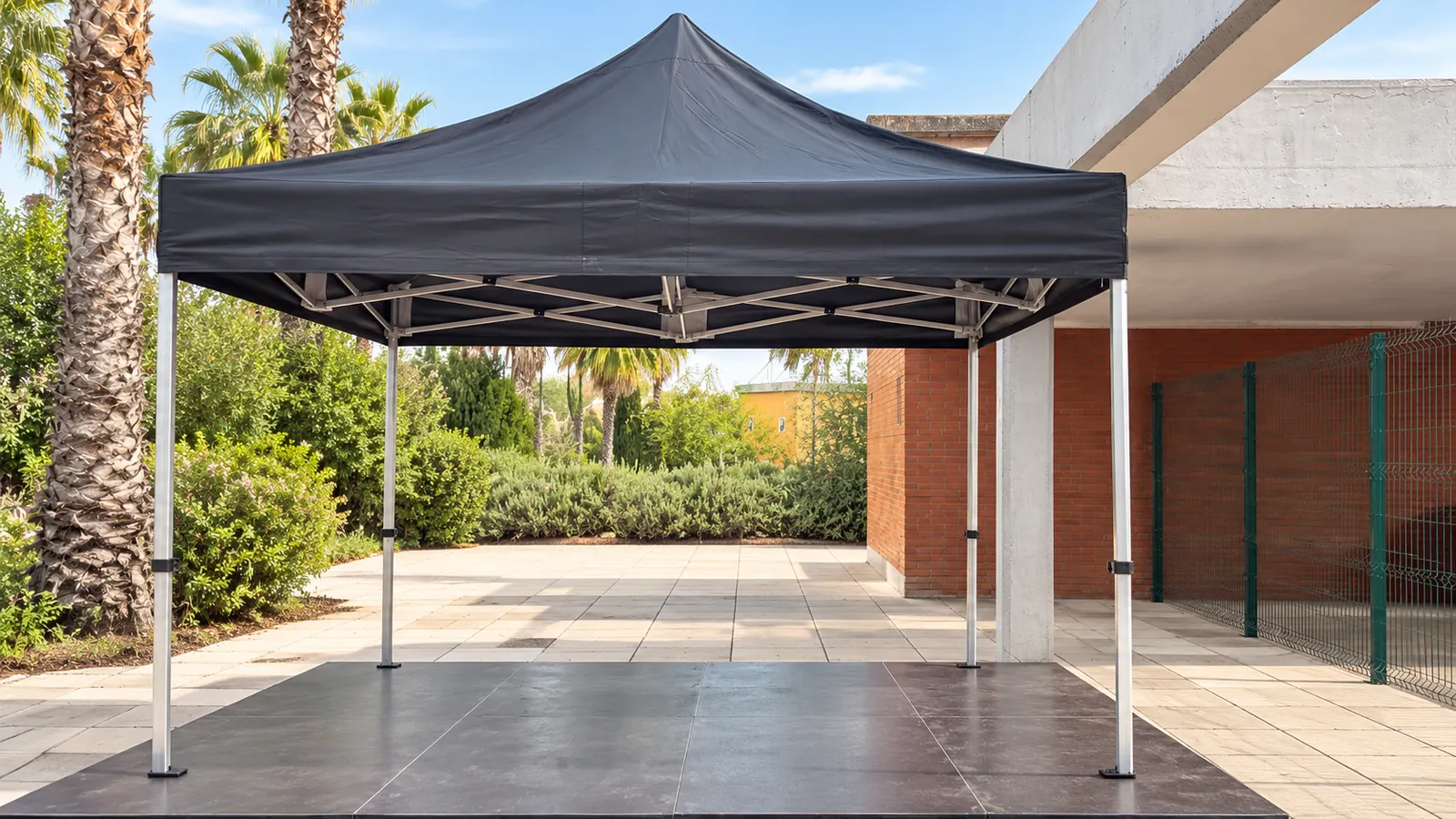 Carpa plegable negra montada en un evento